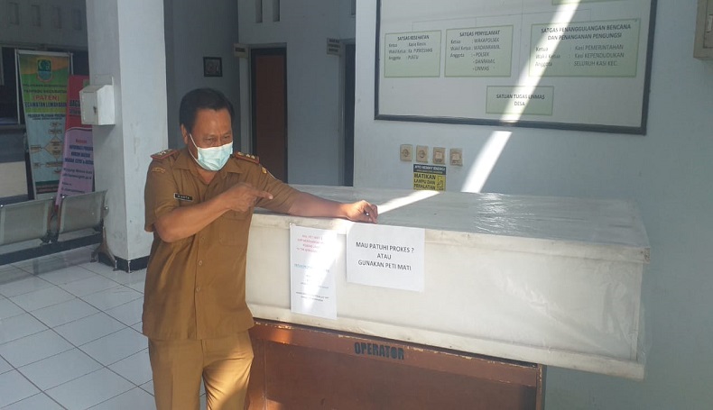 Peringatkan Warga Taat Prokes, Camat di Karawang Pajang Peti Mati di Kantornya