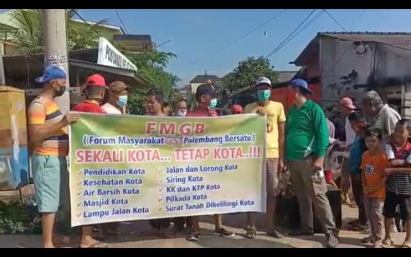 Puluhan Warga Demo Tak Mau Tinggalkan Palembang 