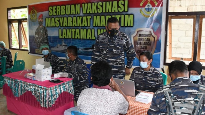 Lantamal VIII Vaksinasi 268 Warga di Pulau Mantehage