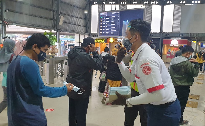  Pengguna KRL Wajib Gunakan Masker Ganda  