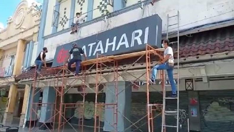 Menangis Lihat Pelang Matahari Malioboro Diturunkan, Kakek Ini Ungkap Kenangannya 33 Tahun