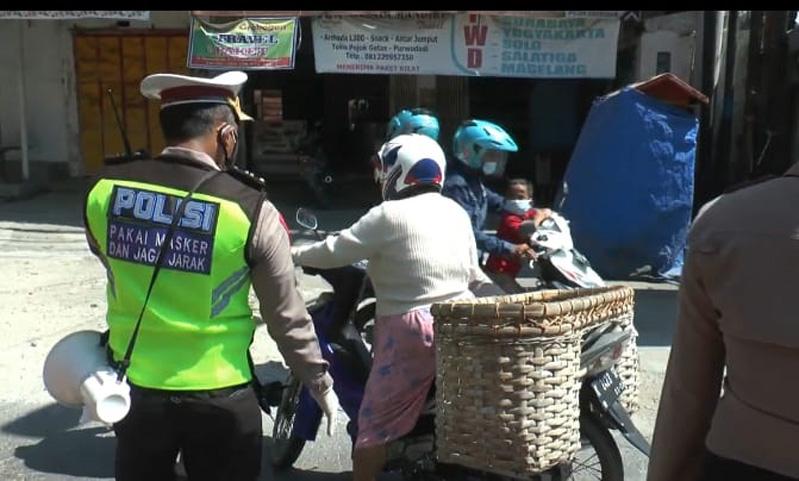 title Berani Sekali, Pengendara Motor Ini Terobos Penyekatan PPKM Darurat di Grobogan Berani Sekali, Pengendara Motor Ini Terobos Penyekatan PPKM Darurat di Grobogan