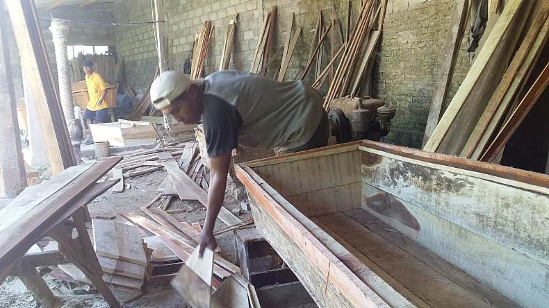 Kasus Covid-19 Naik, Perajin Peti Mati di Sukoharjo Kewalahan Layani Pesanan