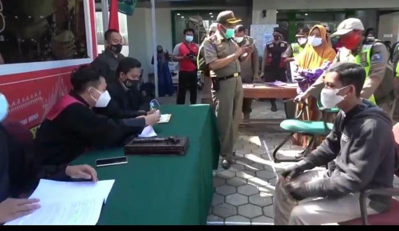 Operasi PPKM Darurat di Brebes, Puluhan Pelanggar Prokes Disidang di Tempat