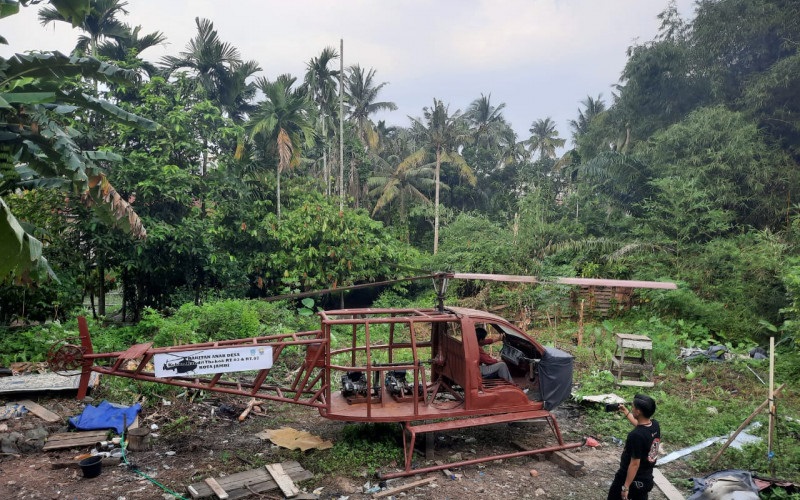 title Cerita Pria Tak Lulus SD Sukses Buat Helikopter dari Bahan Bekas, Sempat Dimarahi Anak Cerita Pria Tak Lulus SD Sukses Buat Helikopter dari Bahan Bekas, Sempat Dimarahi Anak