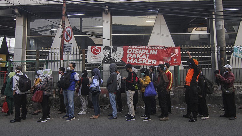 Antrean Panjang Penumpang KRL di Stasiun Citayam hingga ke Jalanan - Bagian 2