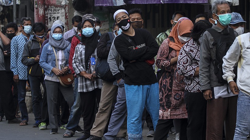 Antrean Panjang Penumpang KRL di Stasiun Citayam hingga ke Jalanan - Bagian 3