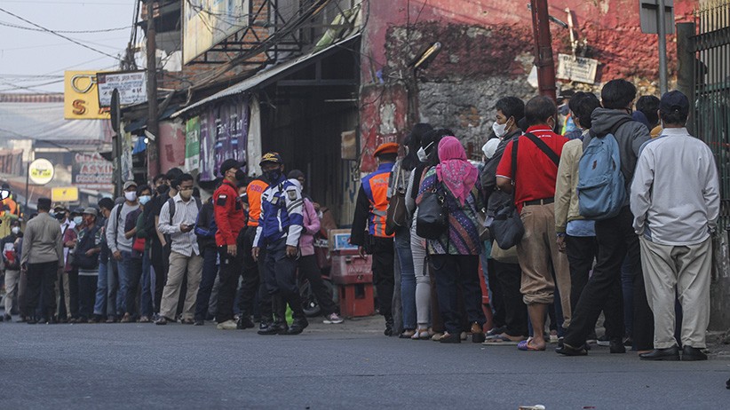 Antrean Panjang Penumpang KRL di Stasiun Citayam hingga ke Jalanan - Bagian 1