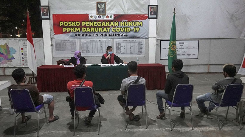 Pelanggar PPKM Darurat Jalani Sidang, Bayar Denda Rp300.000 - Bagian 1