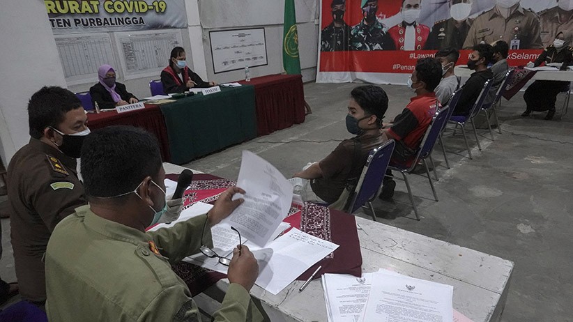 Pelanggar PPKM Darurat Jalani Sidang, Bayar Denda Rp300.000 - Bagian 2