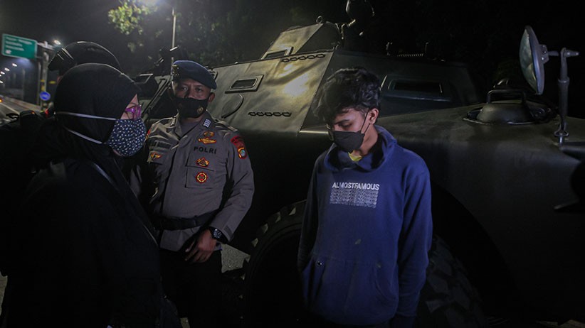 3 Remaja Nekat Terobos Pos Penyekatan Lenteng Agung, Ternyata Bawa Miras Oplosan - Bagian 4