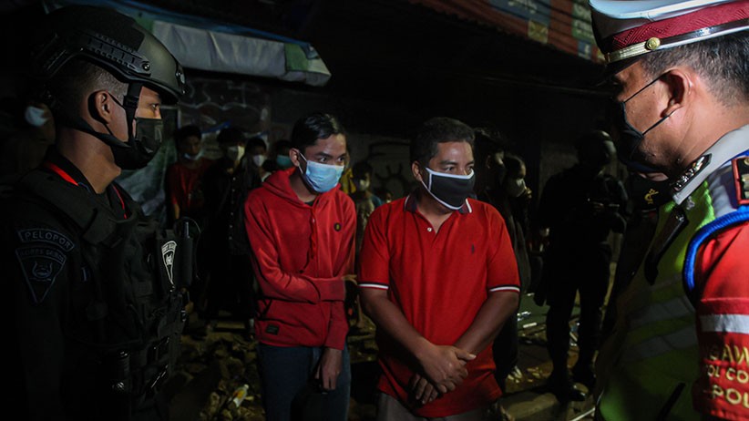 3 Remaja Nekat Terobos Pos Penyekatan Lenteng Agung, Ternyata Bawa Miras Oplosan - Bagian 5