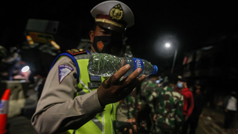 3 Remaja Nekat Terobos Pos Penyekatan Lenteng Agung, Ternyata Bawa Miras Oplosan - Bagian 2