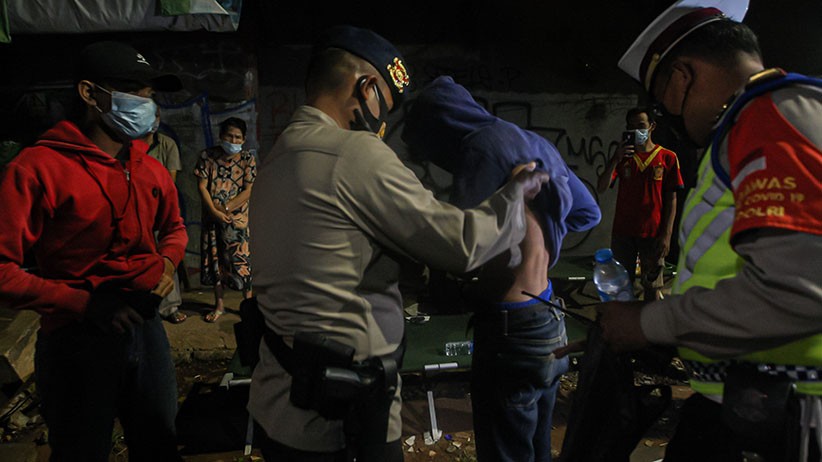 3 Remaja Nekat Terobos Pos Penyekatan Lenteng Agung, Ternyata Bawa Miras Oplosan - Bagian 1