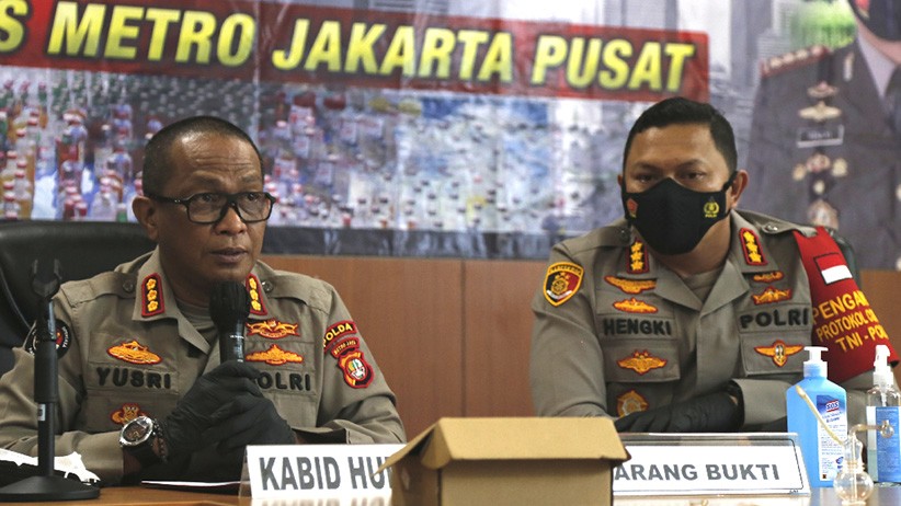 Nia Ramadhani - Ardi Bakrie Tersangka Kasus Narkoba, Ini Sabu dan Alat Hisapnya - Bagian 3