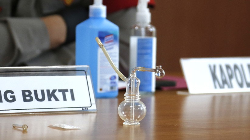 Nia Ramadhani - Ardi Bakrie Tersangka Kasus Narkoba, Ini Sabu dan Alat Hisapnya - Bagian 2