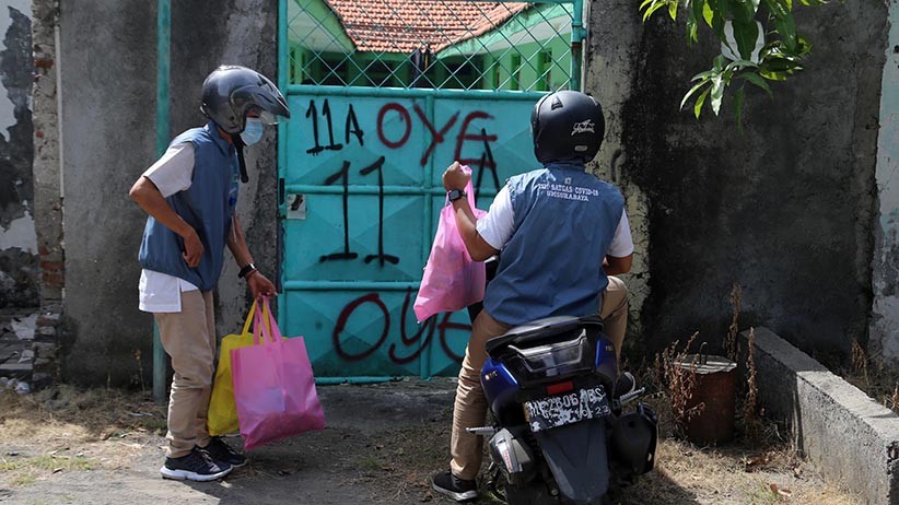 Isolasi Mandiri, Puluhan Warga Surabaya Dikirimi Paket Sehat - Bagian 4