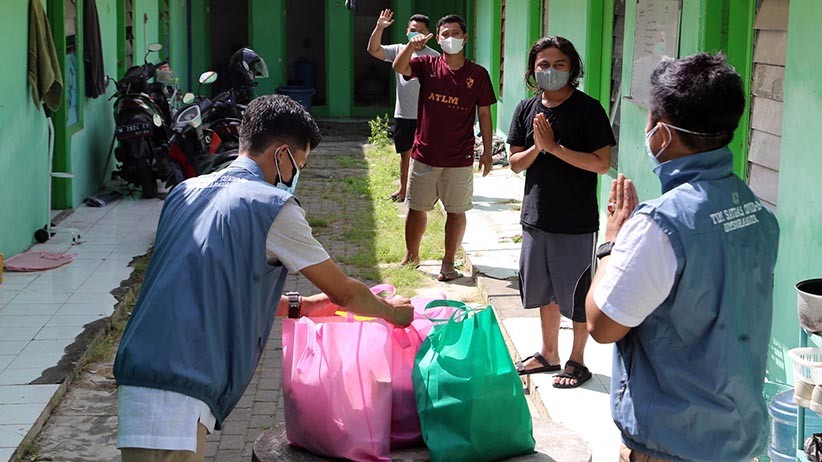 Isolasi Mandiri, Puluhan Warga Surabaya Dikirimi Paket Sehat - Bagian 2