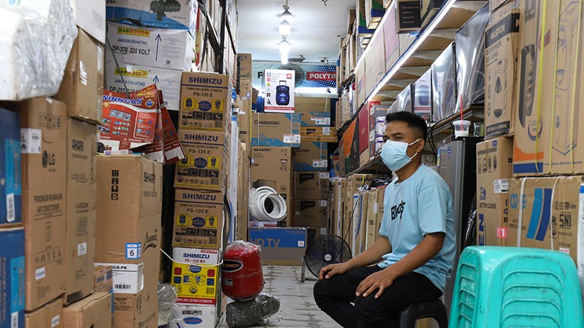 Potret Pedagang Elektronik Menunggu Pembeli saat Pandemi - Bagian 4