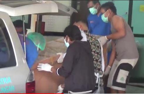 title Puluhan Jenazah Masih Menumpuk di RSUD Jombang, Keluarga Lelah Menunggu Puluhan Jenazah Masih Menumpuk di RSUD Jombang, Keluarga Lelah Menunggu