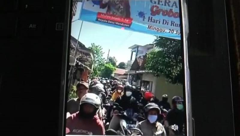 Viral, Antrean Panjang Pengendara Motor di Jembatan Gantung Gegara Penyekatan PPKM Darurat