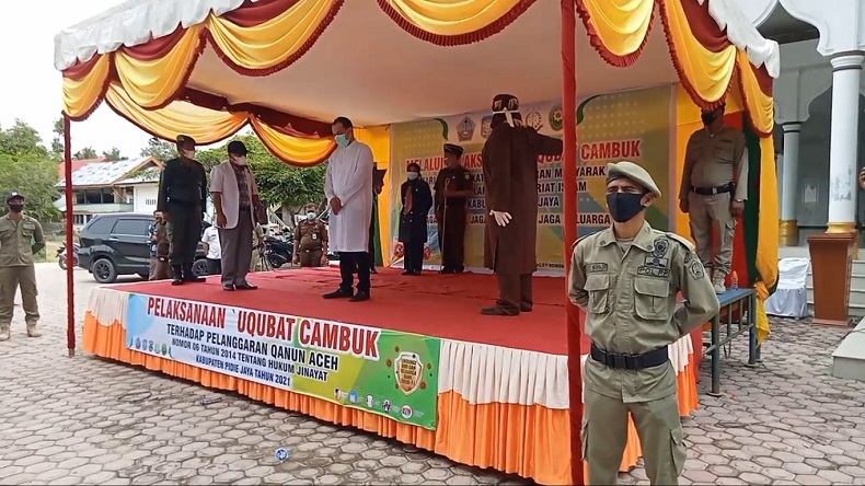 Tiga Pelaku Judi Online di Pidie Jaya Dieksekusi Cambuk