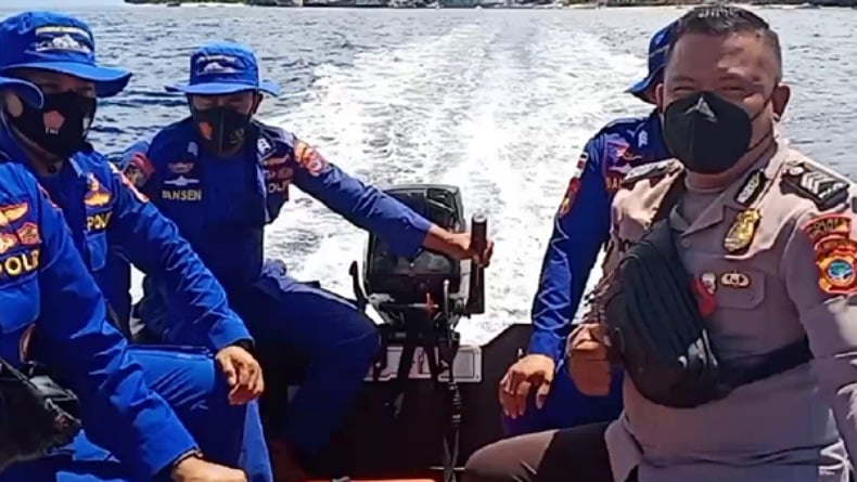 Penuh Semangat, Polres Talaud Kawal Distribusi Vaksin di Lirung Gunakan Perahu Karet