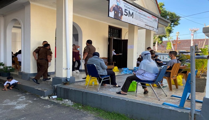 Warga Mau Divaksin, Kejari Majalengka Beri Hadiah Sembako