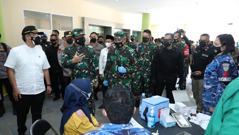 Tinjau Sentra Vaksinasi di Bandung, Panglima TNI Targetkan Herd Immunity Tercapai Akhir Agustus