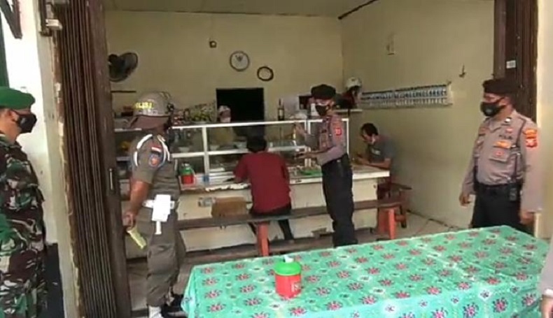 Layani Pembeli Makan Di Tempat Warung Nasi Di Subang Disegel