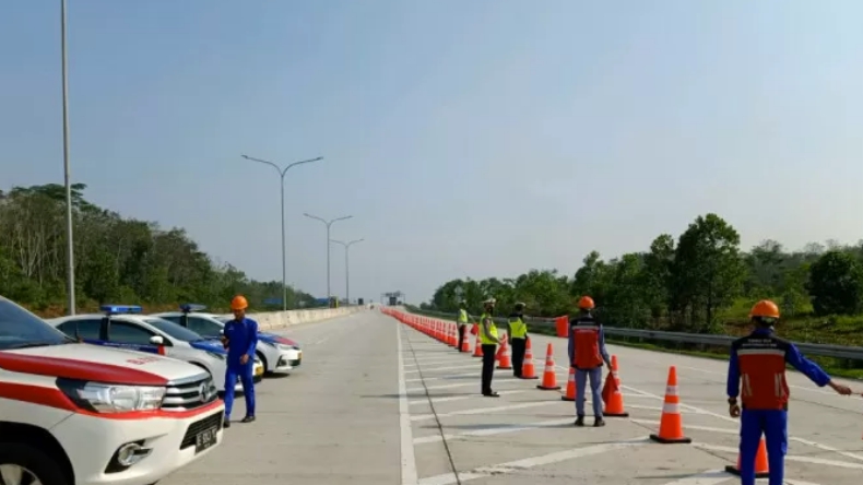 PPKM Mikro, Hutama Karya dan Polda Lampung Sekat Jalan Tol Arah Bakauheni