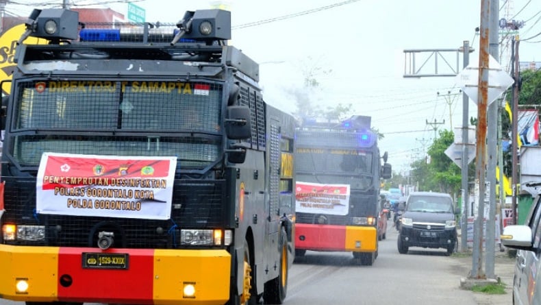 Polda Kerahkan Dua Unit Rantis AWC Semprotkan Disinfektan di Jalan Utama Kota Gorontalo 