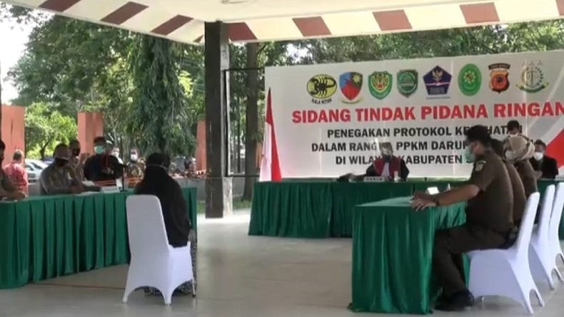 title Hakim PN Subang Iba dan Bayar Setengah Denda Pedagang Sendal Hakim PN Subang Iba dan Bayar Setengah Denda Pedagang Sendal