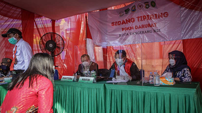 Pelanggar PPKM Darurat Dihukum Menyapu Jalanan - Bagian 2