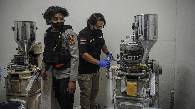 Polda Jabar Gerebek Pabrik Obat Terlarang, Jutaan Pil Double L Disita - Bagian 1
