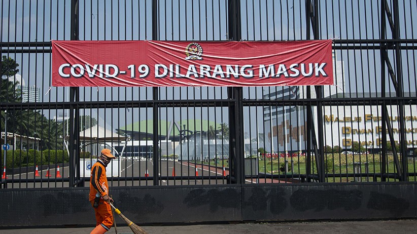 Spanduk Bertulisan Covid-19 Dilarang Masuk Dipasang di Gerbang Gedung DPR - Bagian 1