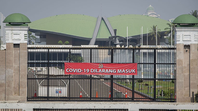 Spanduk Bertulisan Covid-19 Dilarang Masuk Dipasang di Gerbang Gedung DPR - Bagian 3