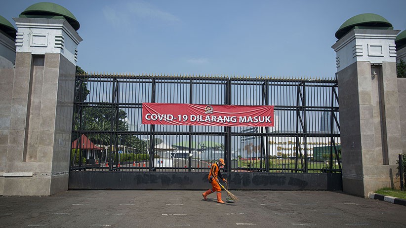 Spanduk Bertulisan Covid-19 Dilarang Masuk Dipasang di Gerbang Gedung DPR - Bagian 2