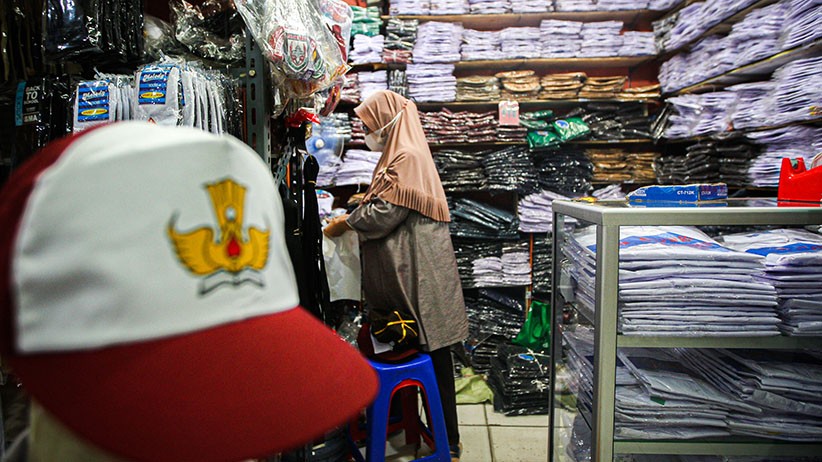Pembelajaran Tatap Muka Ditunda, Omzet Penjualan Seragam Sekolah Turun Drastis - Bagian 4