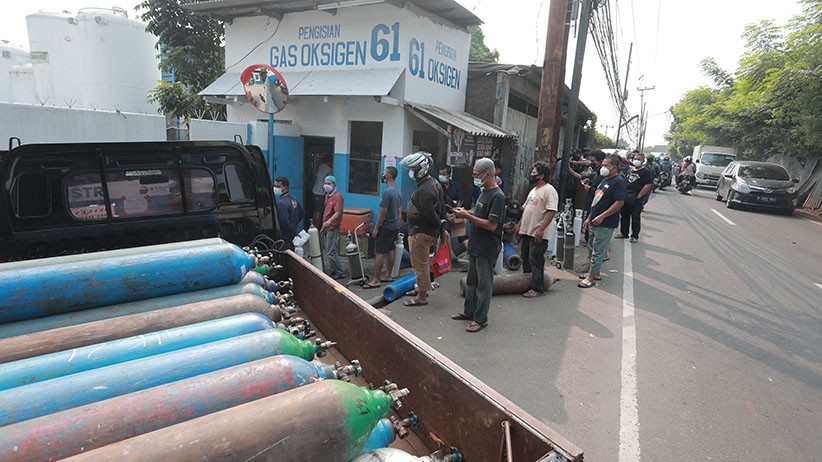 Stok Oksigen Menipis, Warga Rela Antre di Bawah Terik Matahari  - Bagian 2
