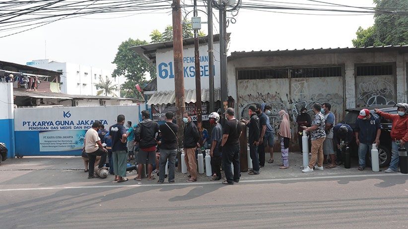 Stok Oksigen Menipis, Warga Rela Antre di Bawah Terik Matahari  - Bagian 3