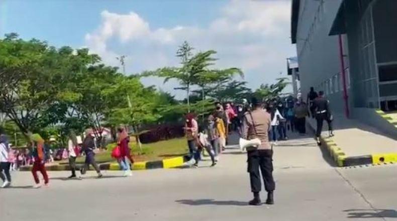 title Langgar PPKM Darurat, Aktivitas Pabrik Ini Dibubarkan Bupati Grobogan Langgar PPKM Darurat, Aktivitas Pabrik Ini Dibubarkan Bupati Grobogan