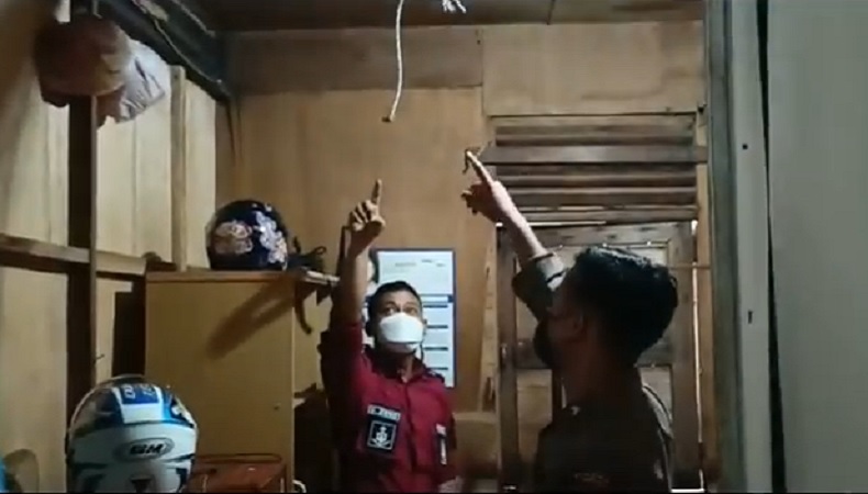 title Pintu Kamar Ditutup, Istri di Sambas Kaget Suami Tewas Gantung Diri Pintu Kamar Ditutup, Istri di Sambas Kaget Suami Tewas Gantung Diri