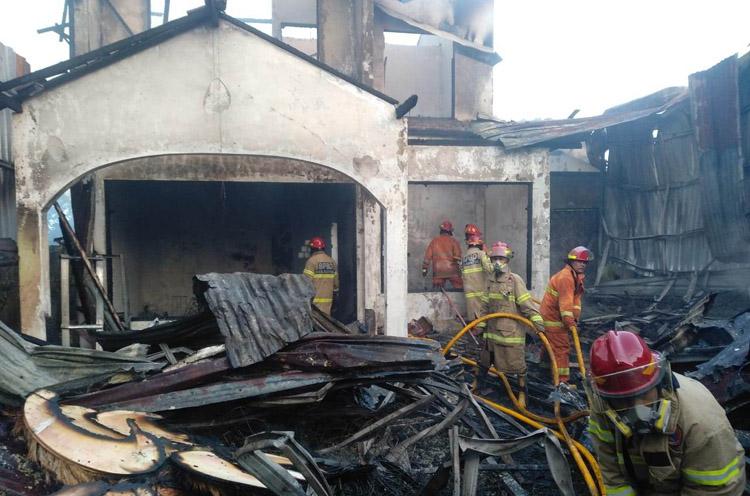 Diduga Korsleting Listrik, Palem Craft Bantul Ludes Terbakar