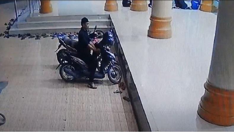title Datang ke Masjid Pura-Pura Sholat, Pria di Deliserdang Ini Terekam CCTV Curi Motor Datang ke Masjid Pura-Pura Sholat, Pria di Deliserdang Ini Terekam CCTV Curi Motor