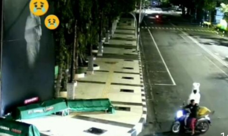 2 Pria Bersarung Curi Boneka Pocong Milik Polres Lamongan