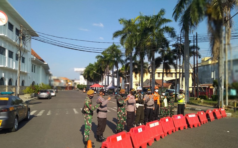 title Weekend, Polisi Tutup Akses Masuk Kota Cirebon 24 Jam selama PPKM Darurat Weekend, Polisi Tutup Akses Masuk Kota Cirebon 24 Jam selama PPKM Darurat