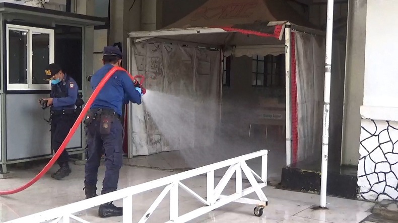 Lockdown Sepekan, Balai Kota Makassar Disemprot Disinfektan