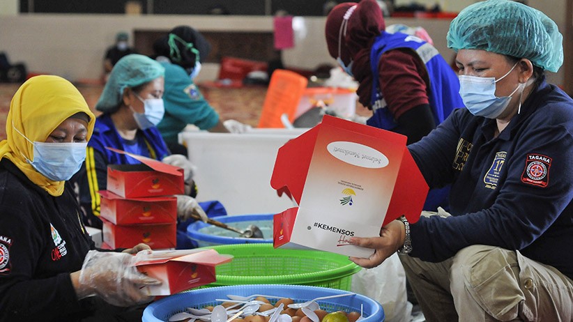 Dapur Umum Siapkan 20.000 Makanan untuk Tenaga Kesehatan hingga Petugas Makam - Bagian 1