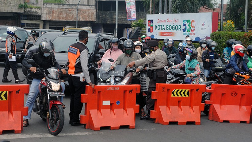 TNI AD Kerahkan Panser Anoa Sekat Jalanan Kota Bogor - Bagian 2